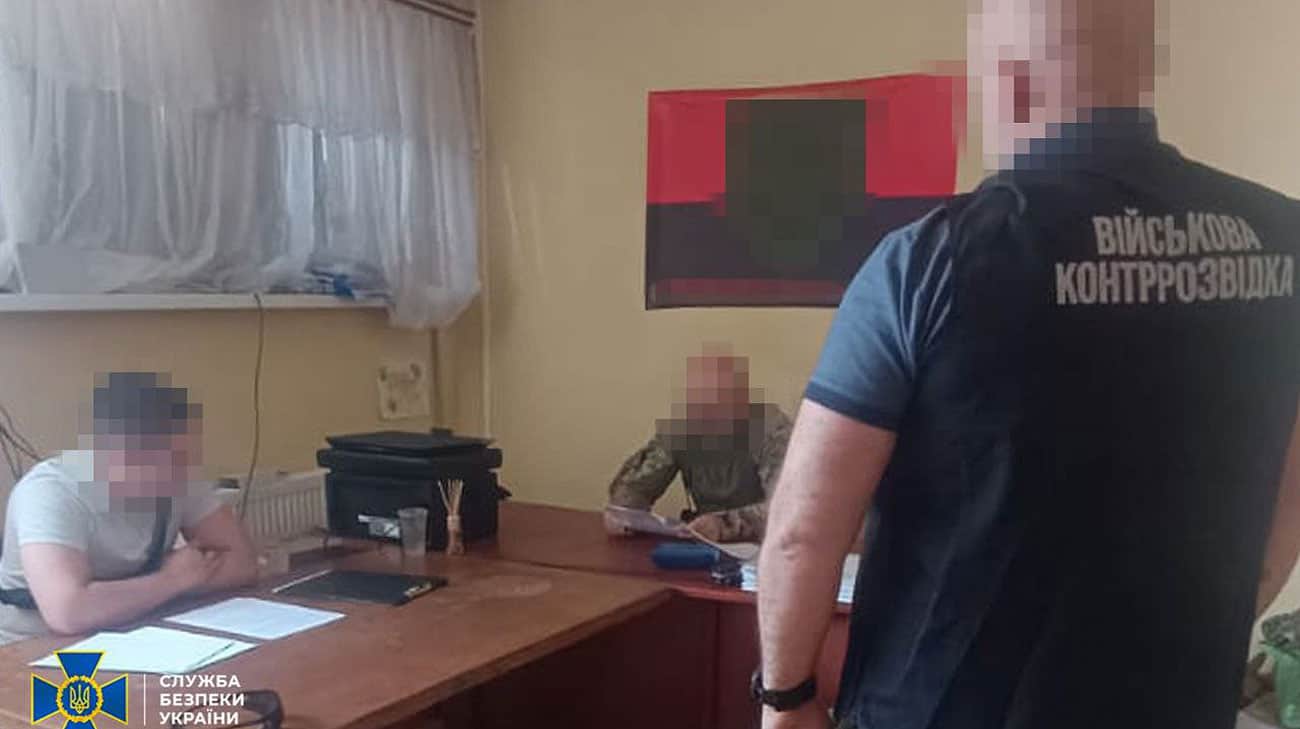 СБУ і поліція кажуть, що викрили посадовця: Нарахував 35 мільйонів ”бойових” солдатам на Львівщині