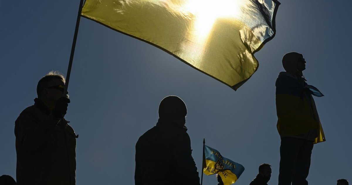 "Втекти з країни". Чому українці раптово зневірилися у своєму майбутньому

                    – Юрій Вишневський