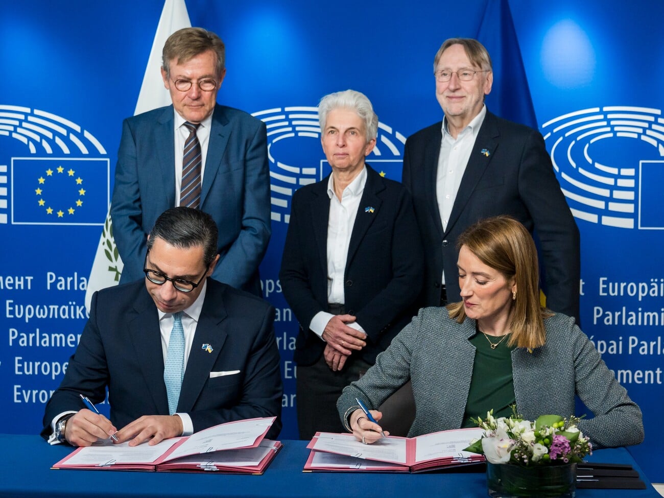 “Сила “сталевого дикобраза”. ЄС погодив два із трьох документів для надання Україні кредиту на €90 млрд