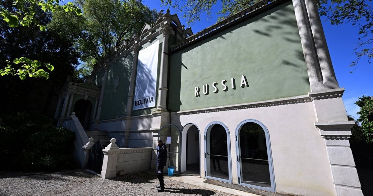 Росія повертається на бієнале. Чому щілин, крізь які лізуть москалі, буде все більше